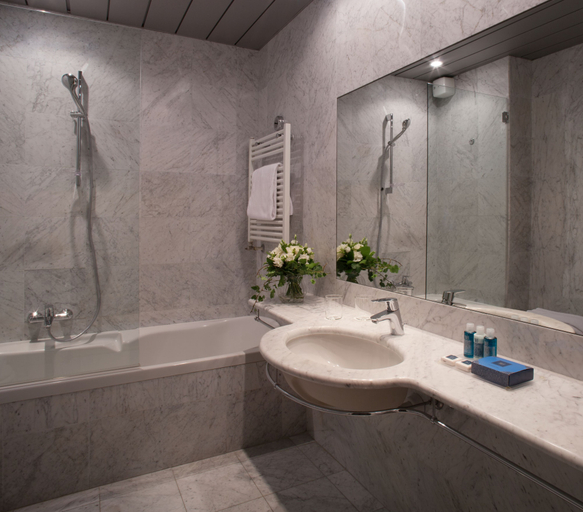 Bathroom 4, Grand Hotel Gardone Riviera, Brescia