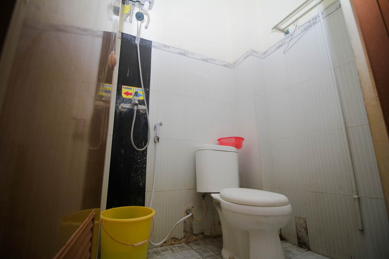 Bathroom 4, Capital O 2258 Santana Syariah Guest House, Sukoharjo