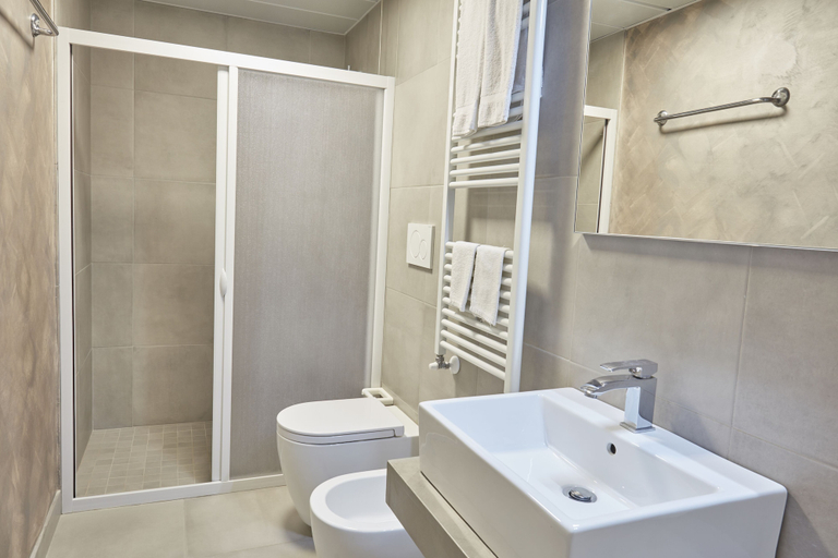 Bathroom 4, Hotel Celeste, Genova