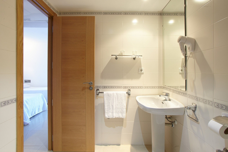 Bathroom 4, Nereida Aparthotel, Baleares