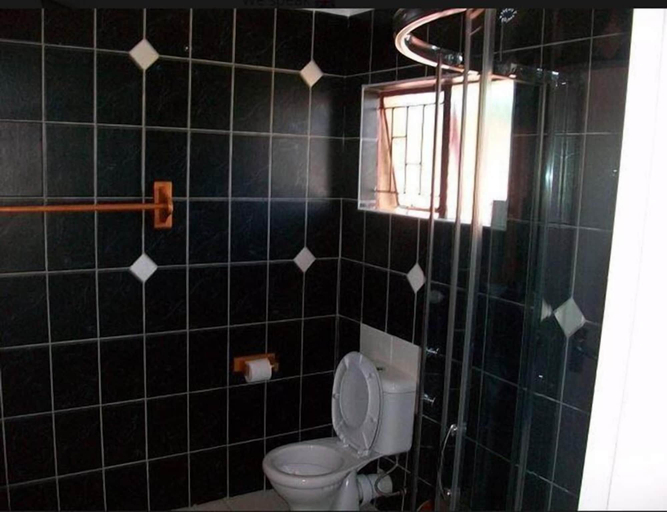Bathroom 3, Koiketla Guesthouse, City of Tshwane