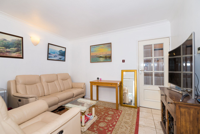 Others 3, Forest View Bright Apartment, London