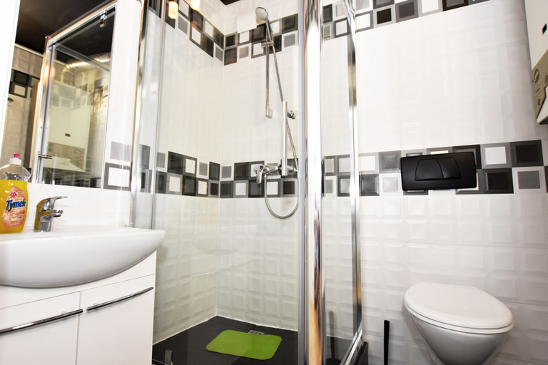 Bathroom, City Central Hostel, Środa Śląska