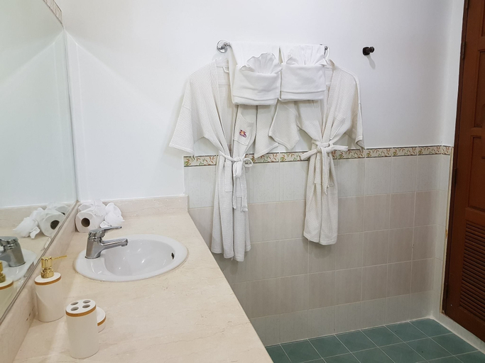 Bathroom 4, Mayan Apartment, Pulau Phuket