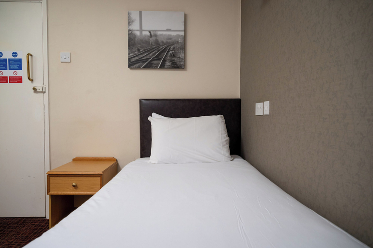Bedroom 2, Old Grey Mare Hotel by Greene King Inns, Kingston upon Hull