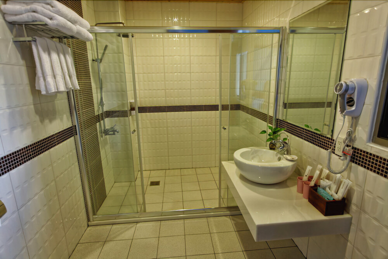 Bathroom 3, Maple Farm, Hualien