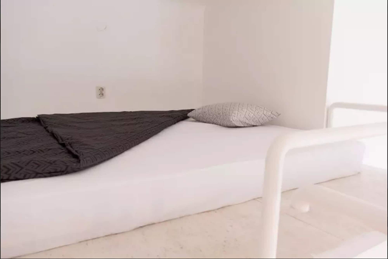 Bedroom 2, Incredible Ernesto IV, Budapesti
