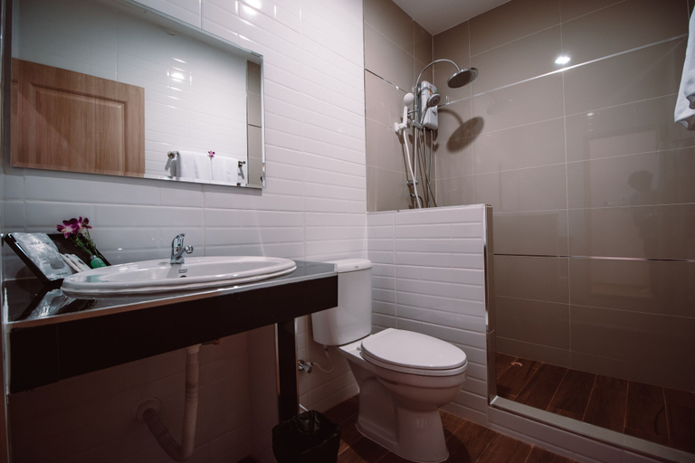 Bathroom 3, Triple Trees, Lam Luk Ka