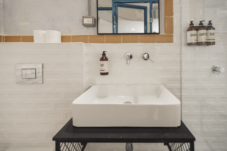 Bathroom 5, Jojo TLV