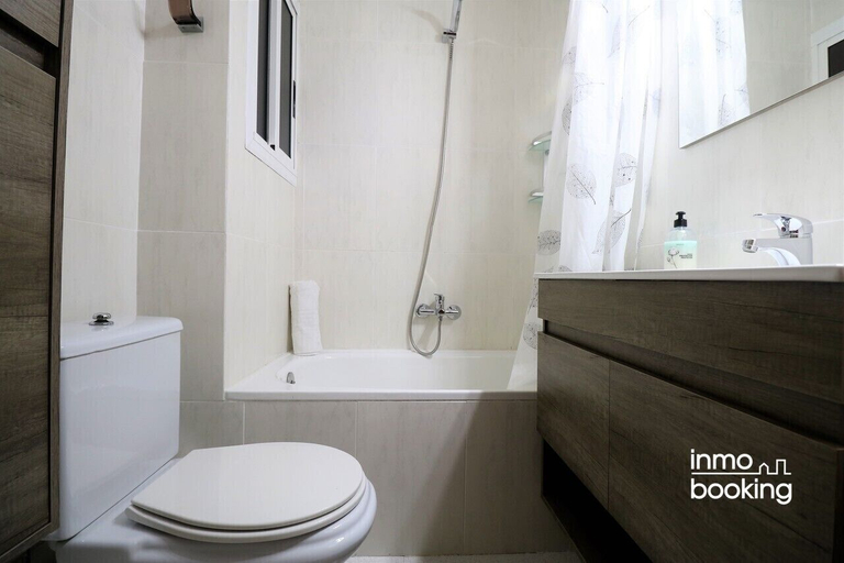 Bathroom 3, InmoBooking Thaiti, climatizado y con vistas, Tarragona