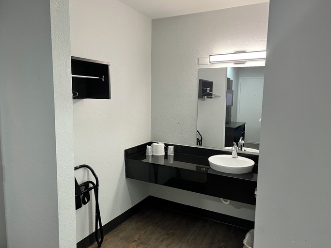 Bathroom 4, Motel 6 Lakeland, FL, Polk
