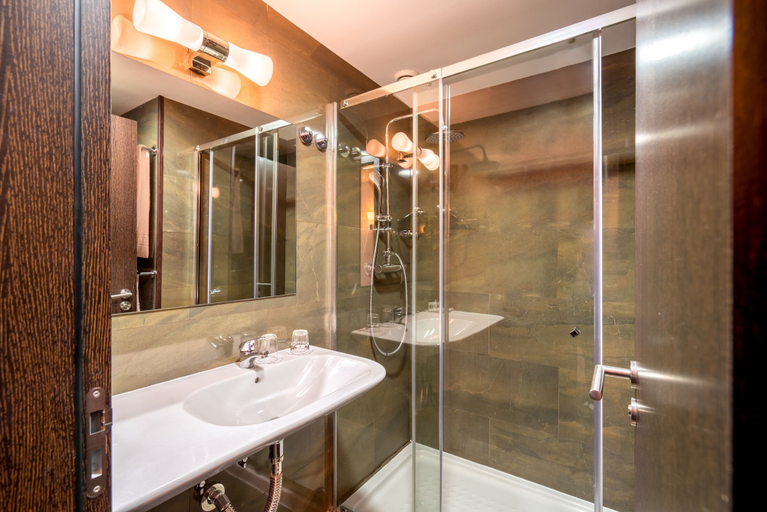 Bathroom 4, Rossio Garden Hotel, Lisbon