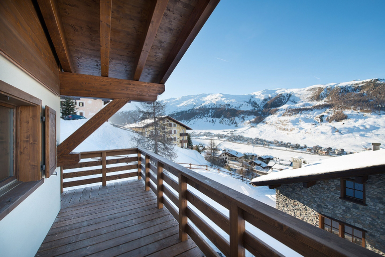 Others 5, Chalet Elena, Sondrio