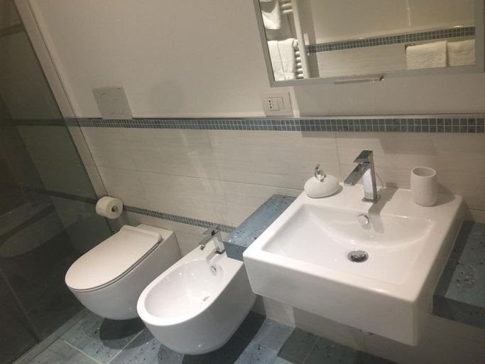 Bathroom 2, Stella Marina luxury home, Bari