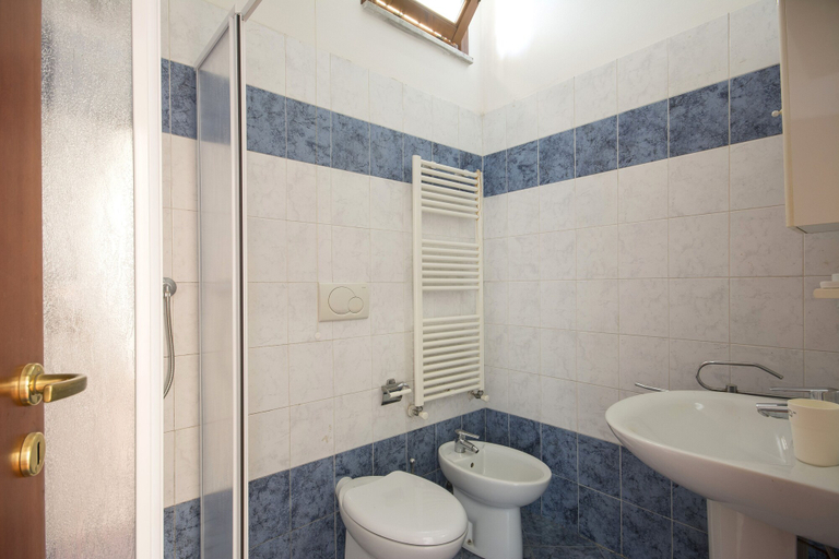 Bathroom, JOIVY Red Terraced Apartment, Pisa
