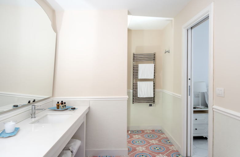 Bathroom 5, Hotel Belair, Napoli