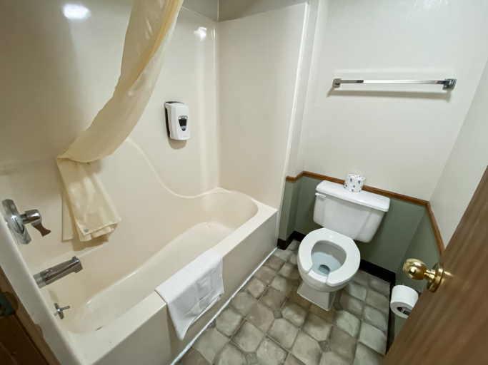 Bathroom 5, Green Gables Inn, Taney