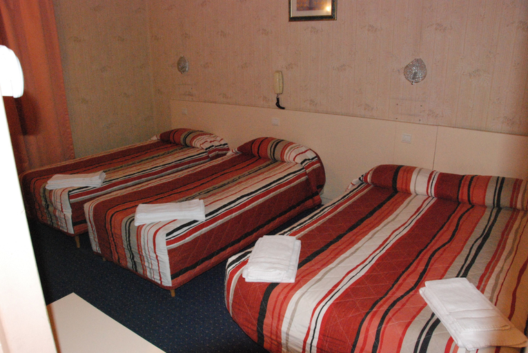 Bedroom 3, Hotel Acropolis, Hautes-Pyrénées