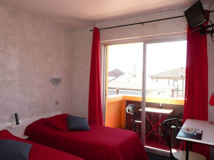 Bedroom 2, Le Rest In Born, Landes