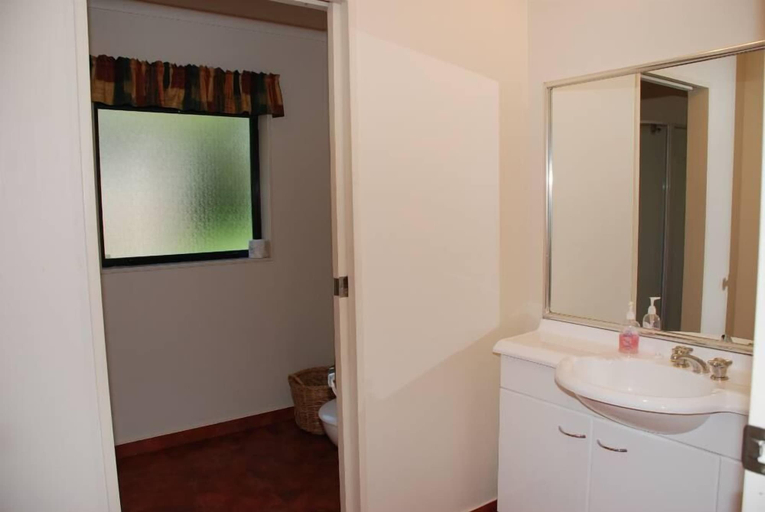 Bathroom, Cottage Park Motor Lodge and Conference Centre, Kapiti Coast