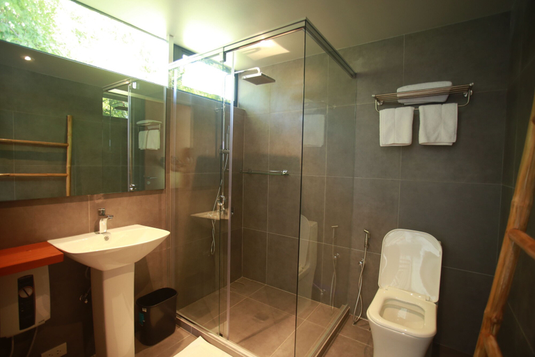 Bathroom 5, Cala Laiya, San Juan