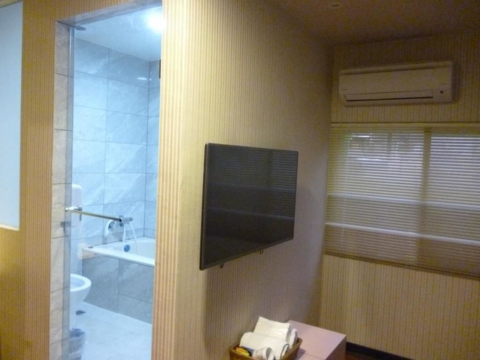 Bathroom 5, Yung Feng Hotel, Keelung