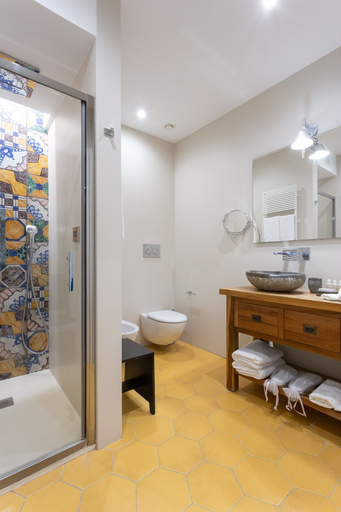 Bathroom 5, Accademia 39, Napoli