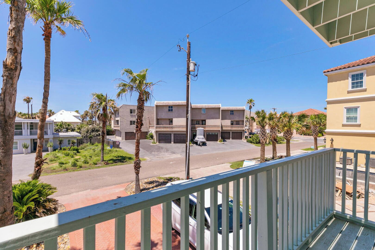 Exterior & Views 2, 3-level Townhome w/ Private Pool & Close to Beach!, Cameron