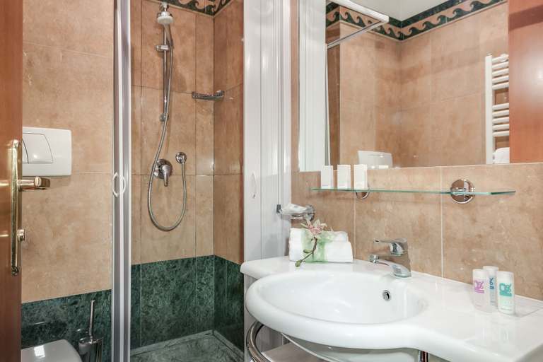 Bathroom 5, Palazzo Cardinal Cesi, Roma