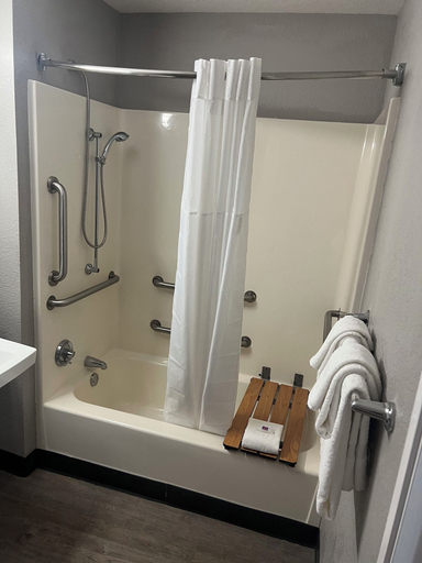 Bathroom 4, Motel 6 Lakeland, FL, Polk