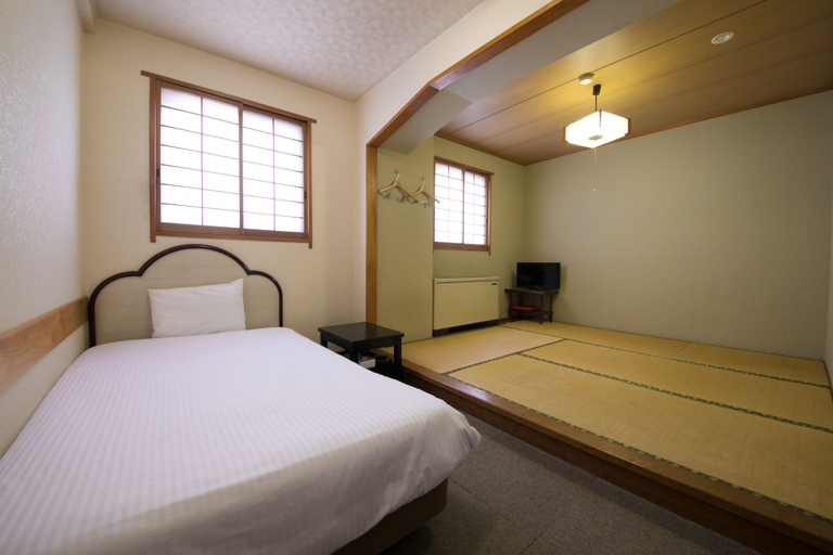 Bedroom 4, Heiwadai Hotel Otemon, Fukuoka