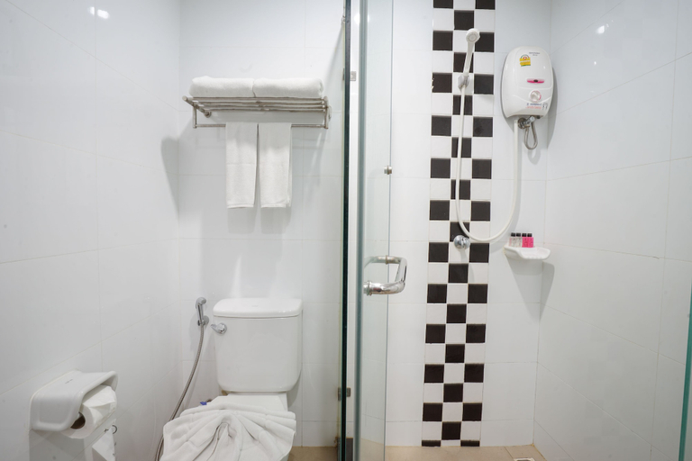 Bathroom 4, Jomtien Hisotel, Pattaya