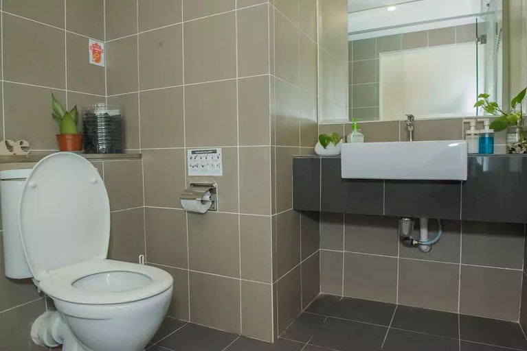 Bathroom, YO.OM Aero17 Eco Elegance Home 2 Pax, Kota Kinabalu