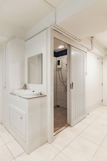 Bathroom 4, Shapel Hostel and Cafe, Muang Chiang Mai