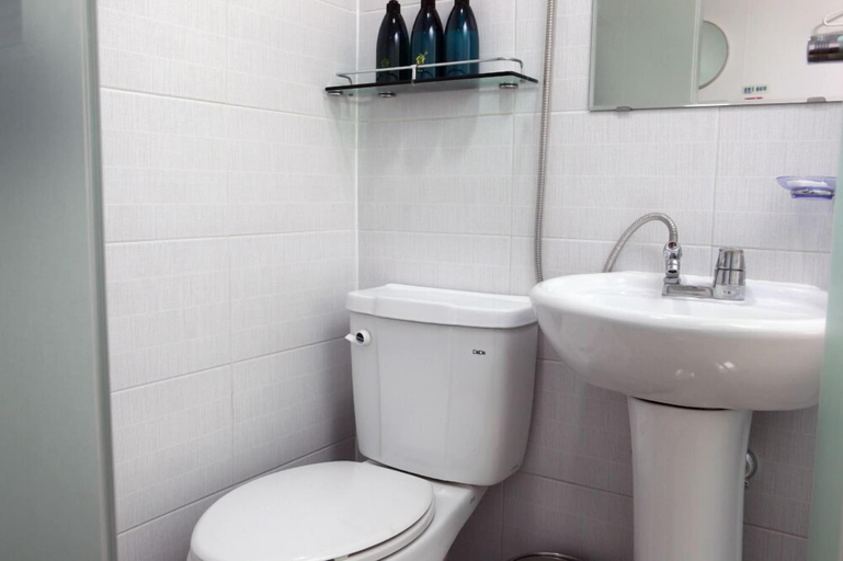 Bathroom 5, 24 Guesthouse Dongdaemun Market, Jongno
