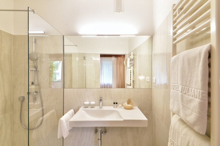 Bathroom 5, Hotel Juliane, Bolzano