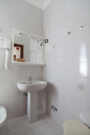 Bathroom 4, Hotel Nella, La Spezia