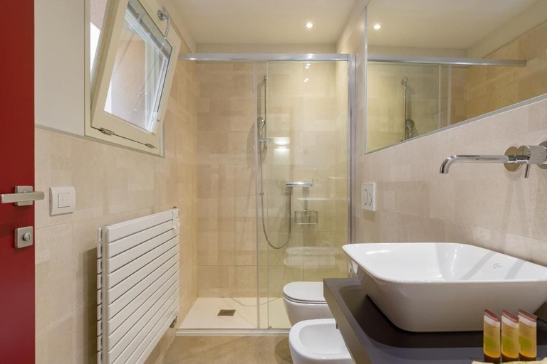 Bathroom 3, Velluto Blu, Verona