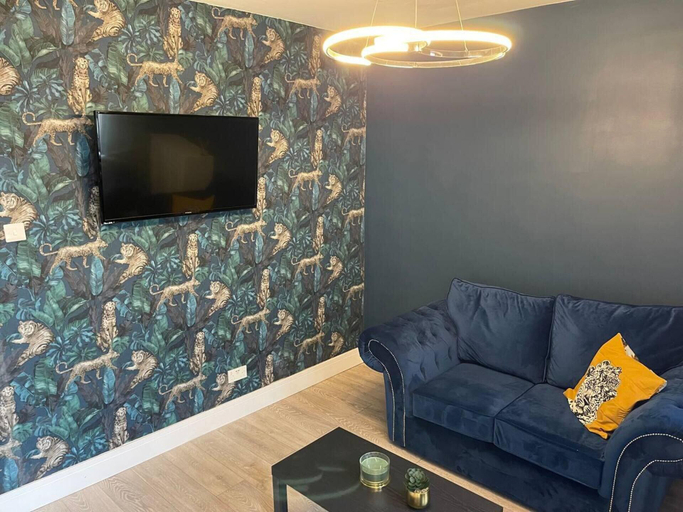 Others 5, Immaculate Luxury 2-bed Apartment in Liverpool, Wirral