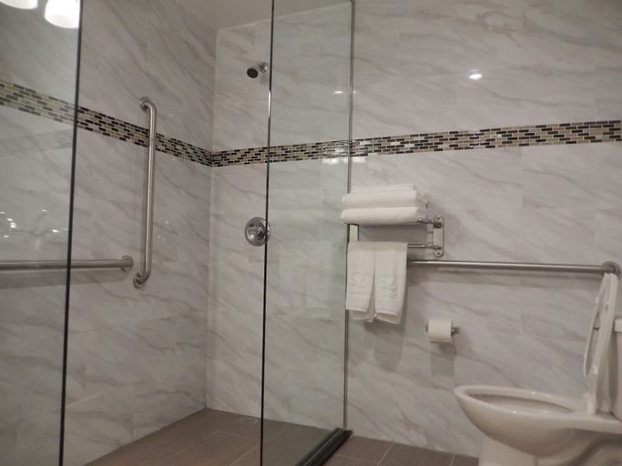 Bathroom 4, Quality Inn near Sunset Park, New York