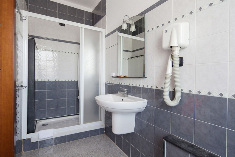 Bathroom 3, Hotel Nella, La Spezia