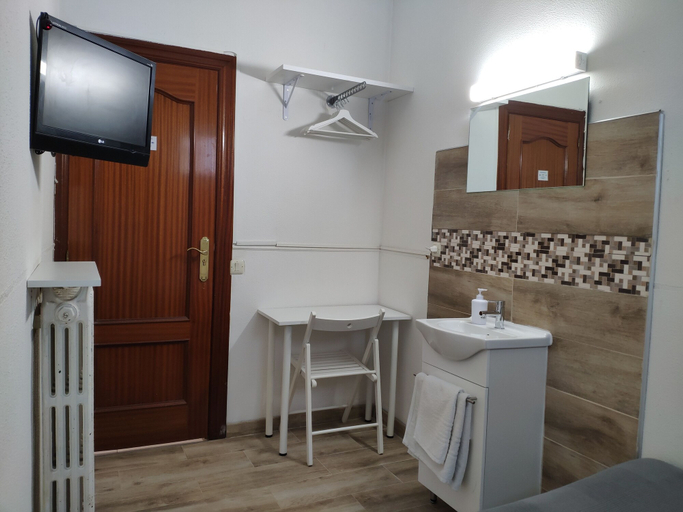 Others 5, Hostal Cervantes, Madrid