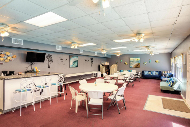 Food & Drinks 4, Walk to Beach From Beautiful one Bedroom Condo!, Cameron