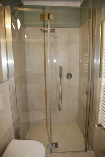 Bathroom 5, Juliet's Nest, Verona