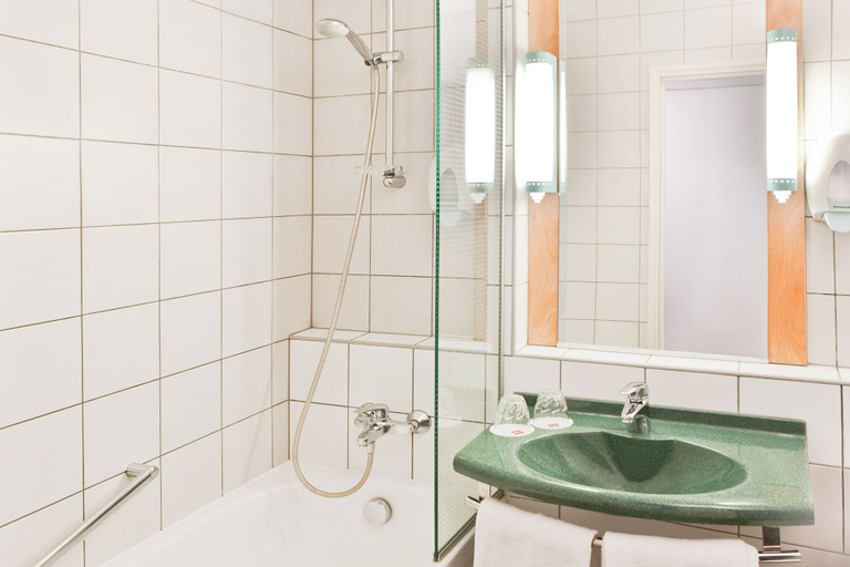 Bathroom 5, ibis Budapest Citysouth, Budapesti