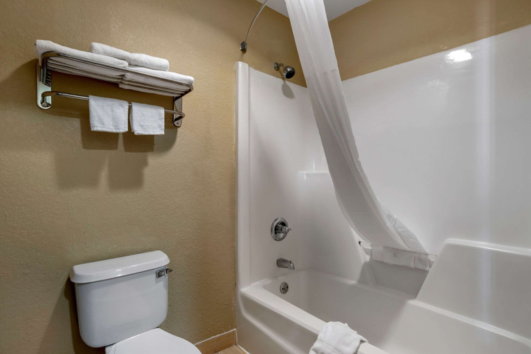 Bathroom 5, Quality Inn Phenix City Columbus, Russell