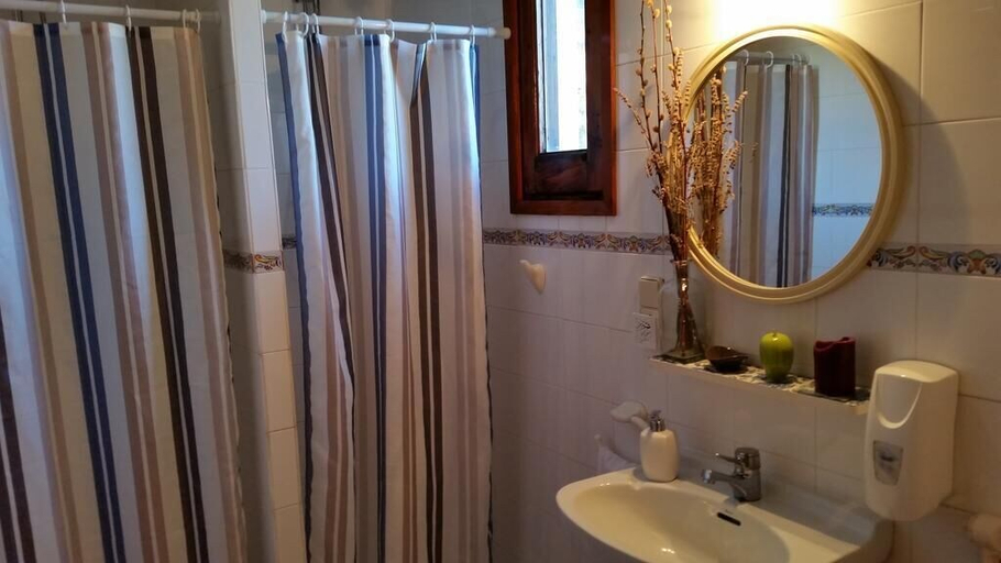 Bathroom 3, Hostal Xalet Refugi Pere Carné - Hostel, Girona