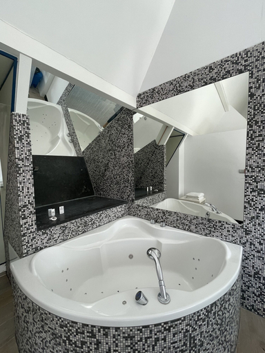 Bathroom 4, Martin’s Dream Hotel, Hainaut