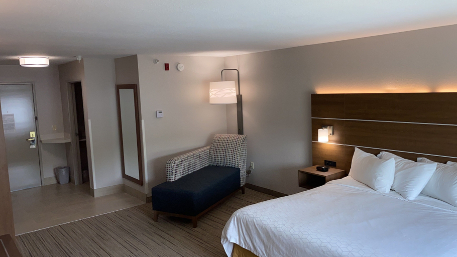 Bedroom 4, Holiday Inn Express & Suites WESTON by IHG, Lewis