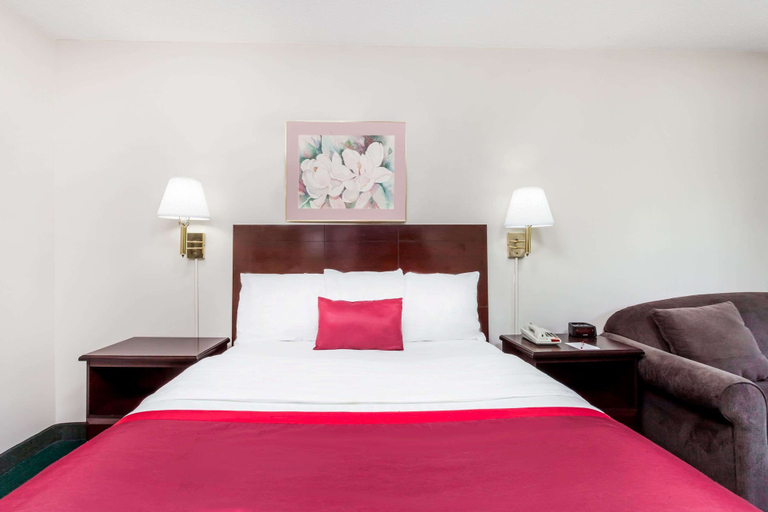 Bedroom 3, Ramada by Wyndham Tell City, Perry